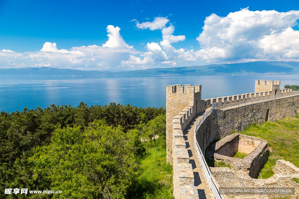 古老城墙与碧海蓝天美景