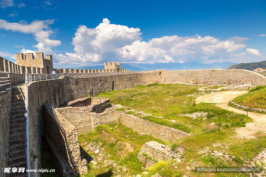 古老城墙旁的开阔草地