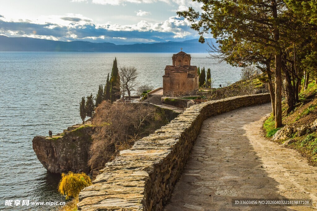 湖畔石径旁的古老建筑