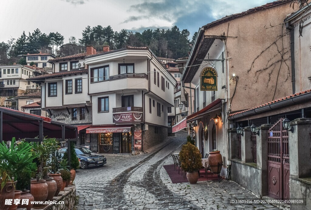 古朴小巷中的欧式风格建筑