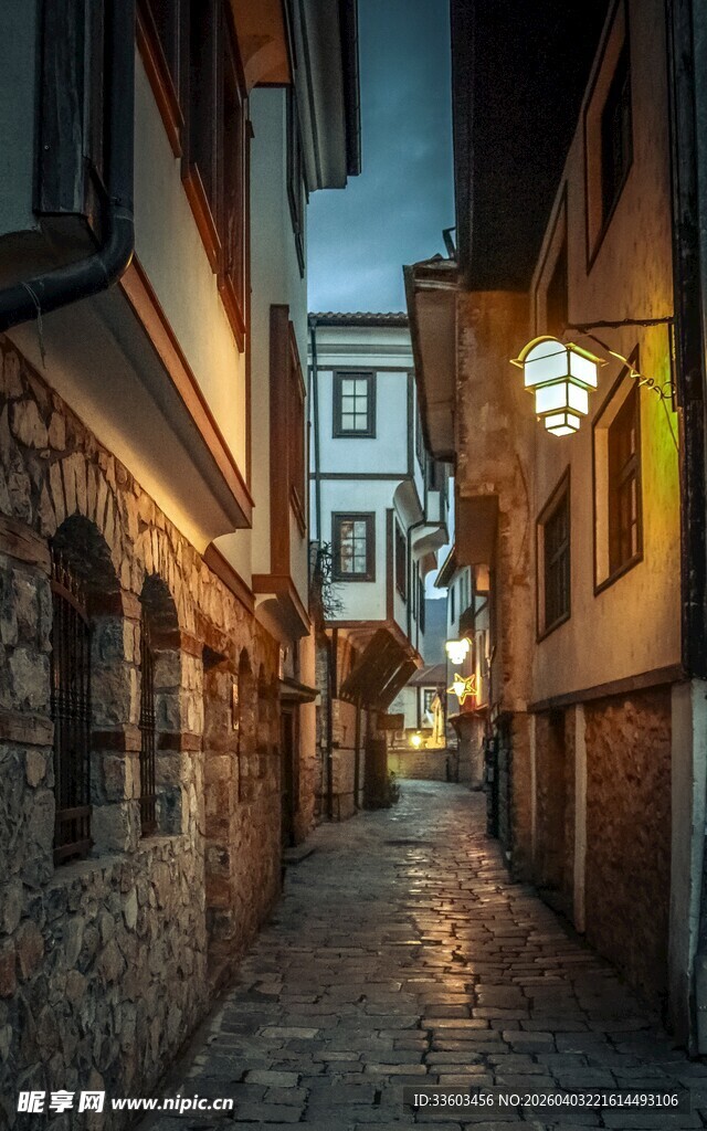 夜晚静谧的古老小巷