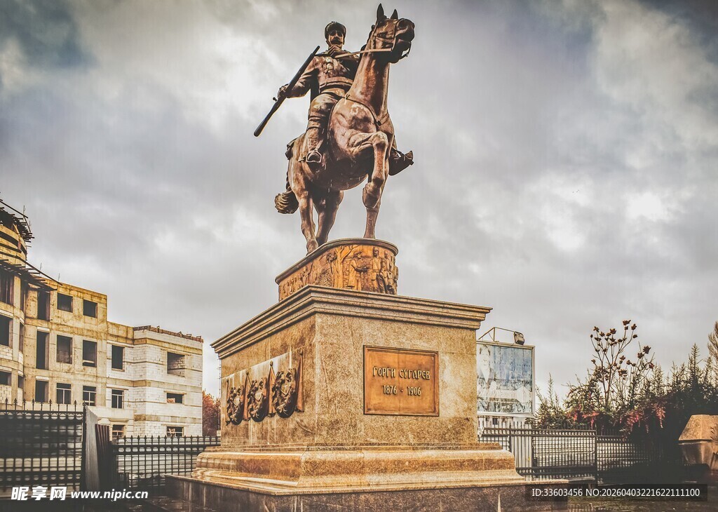 城市中的骑马人物雕像