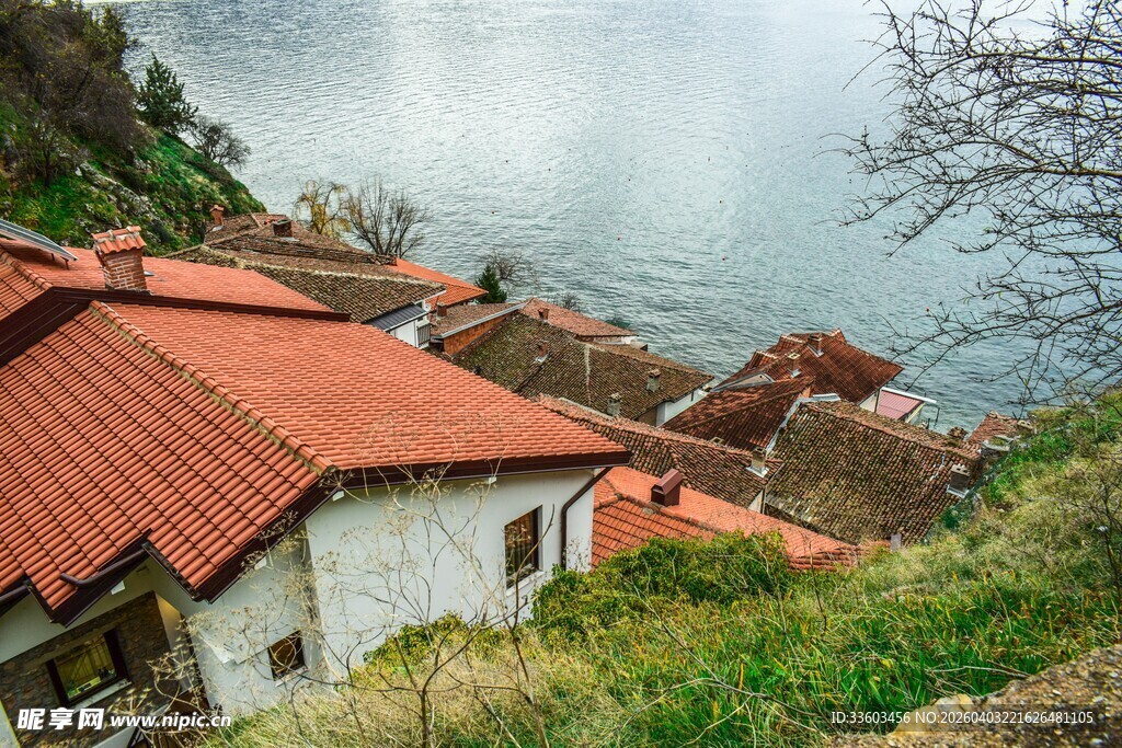 湖畔红瓦小屋风景