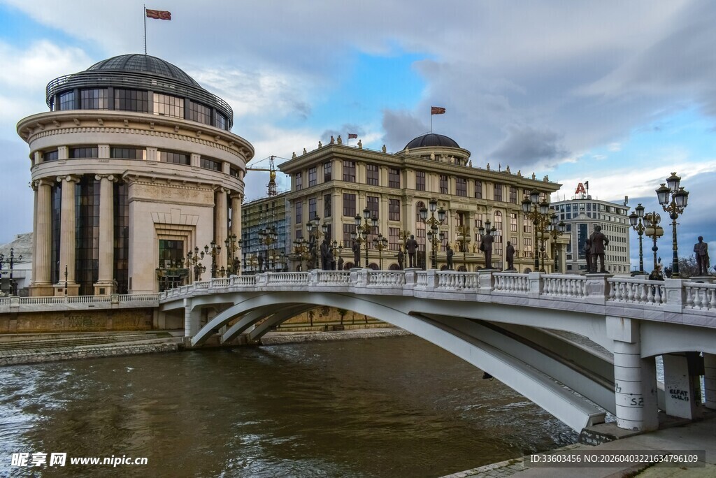 河畔桥梁与古典建筑景观