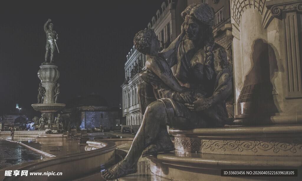 神秘女子坐于奇幻建筑露台