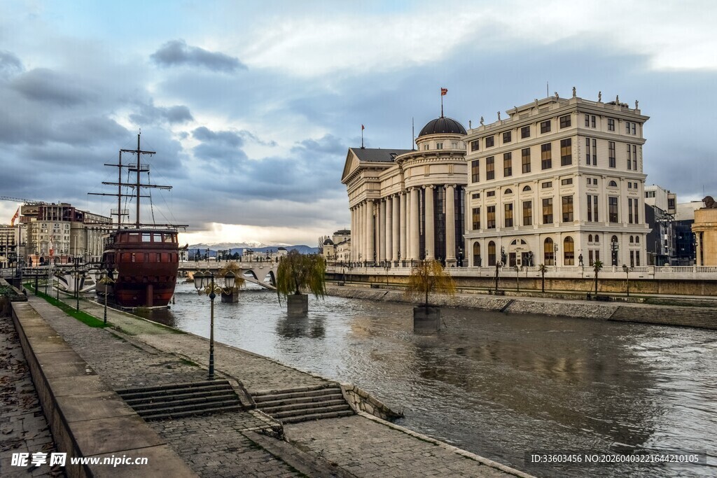 河畔欧式建筑风景