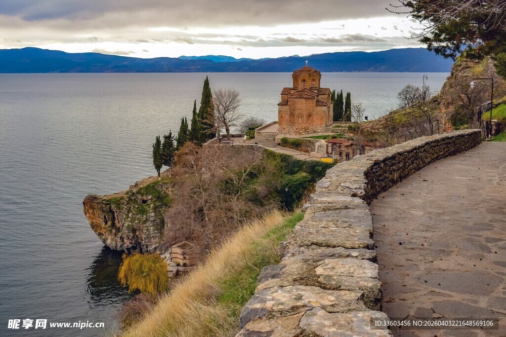 湖畔石径旁的古老建筑