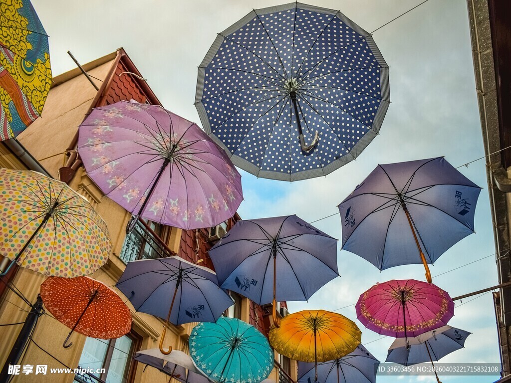 彩色伞装点的梦幻天空