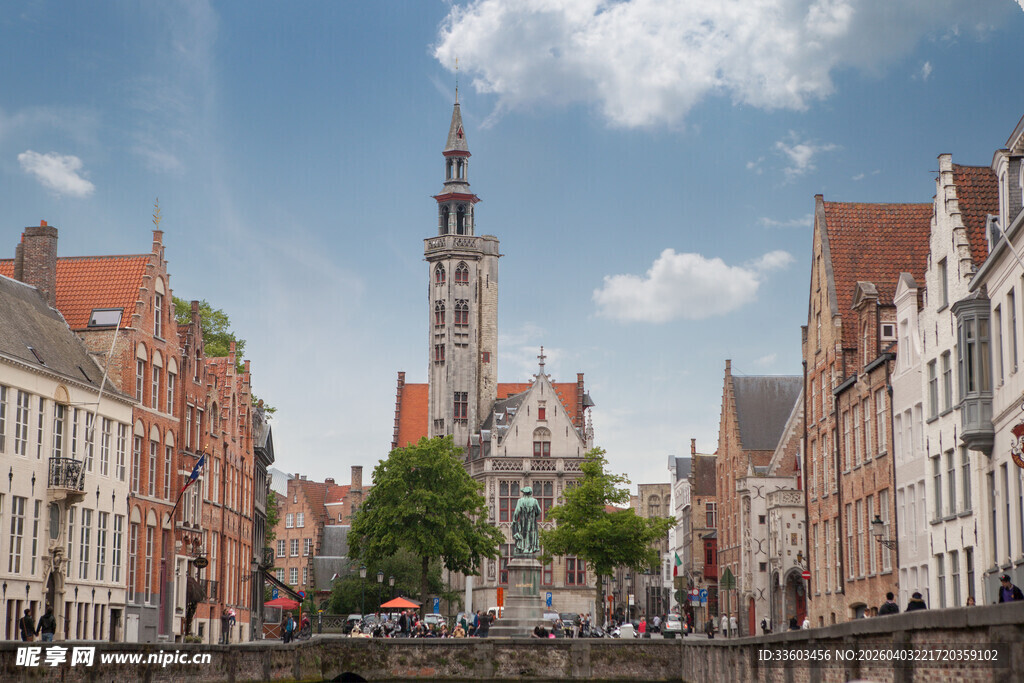 布鲁日美丽的河畔建筑景观