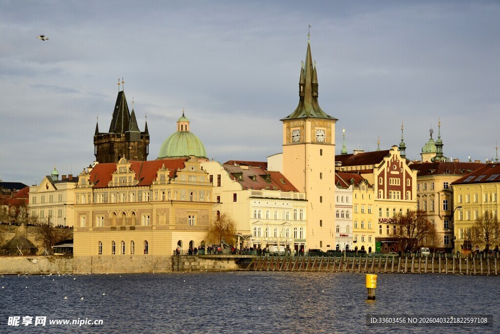 布拉格河畔的古典建筑景观