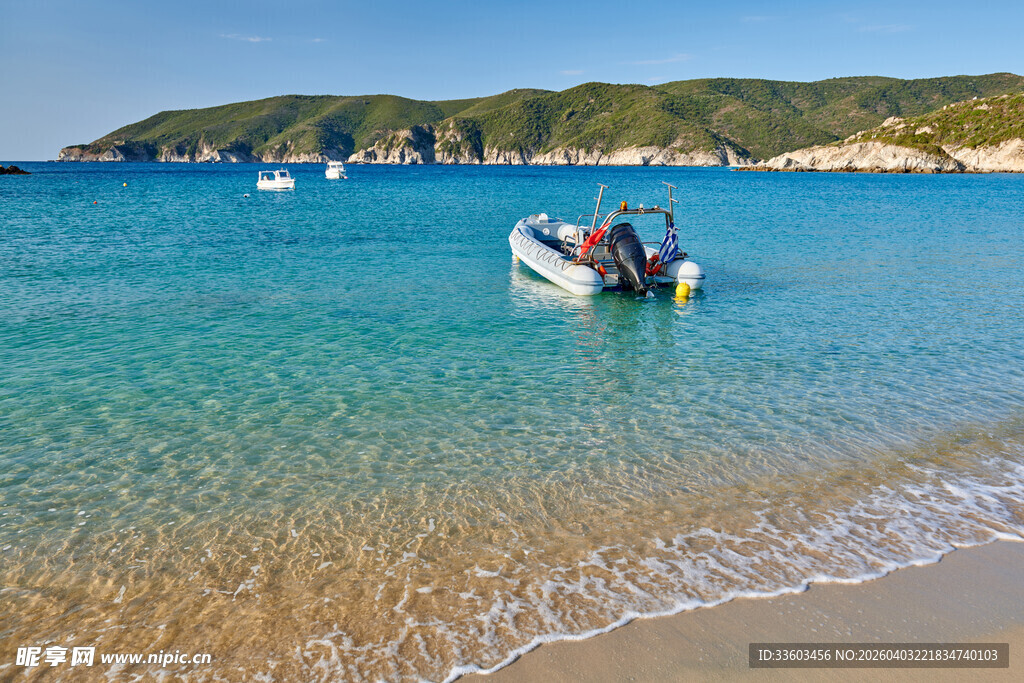 海边小船停靠在清澈浅滩