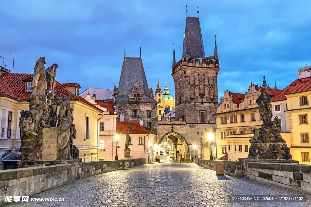 布拉格黄昏下的古老街巷