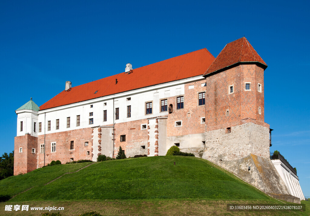 红砖城堡屹立于绿坡之上
