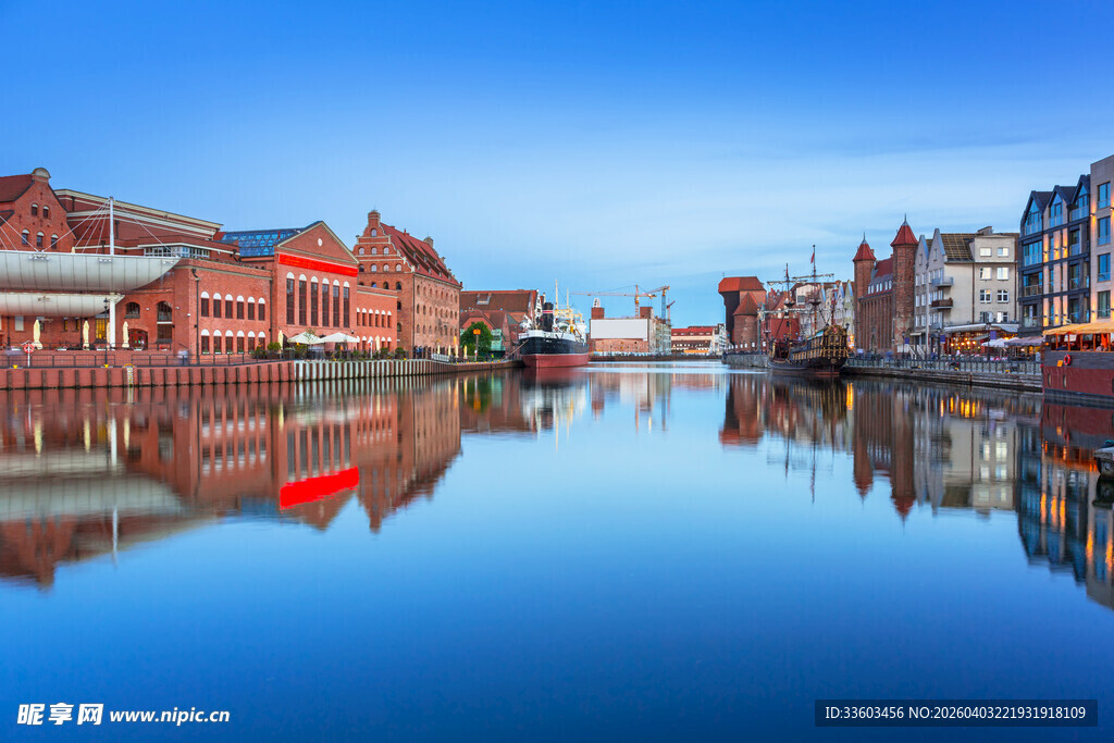 河畔多彩建筑的静谧倒影