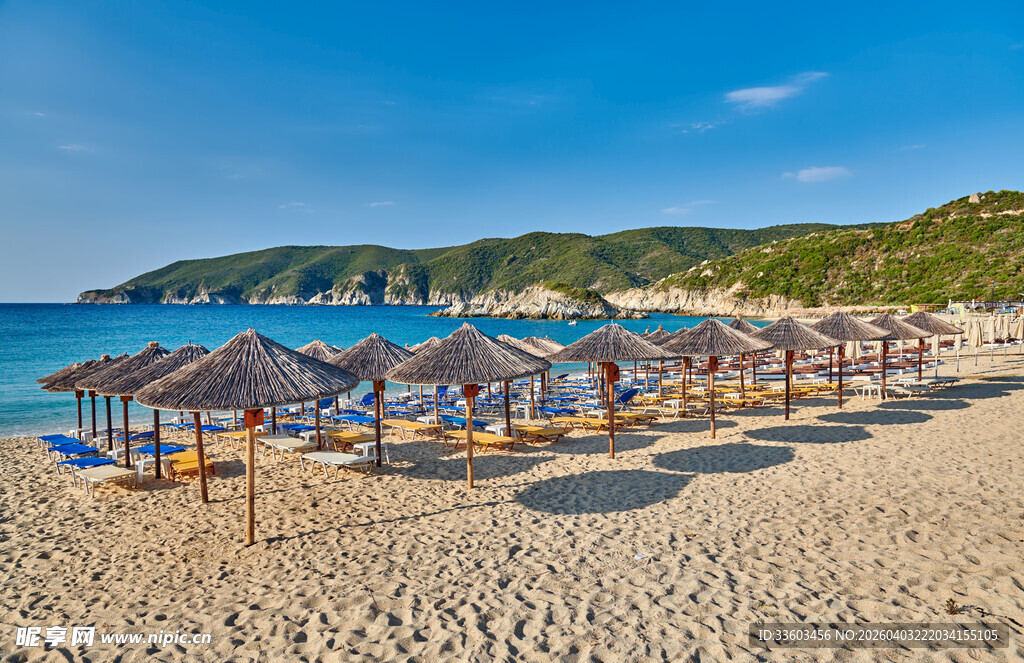 美丽海滨沙滩遮阳伞景观