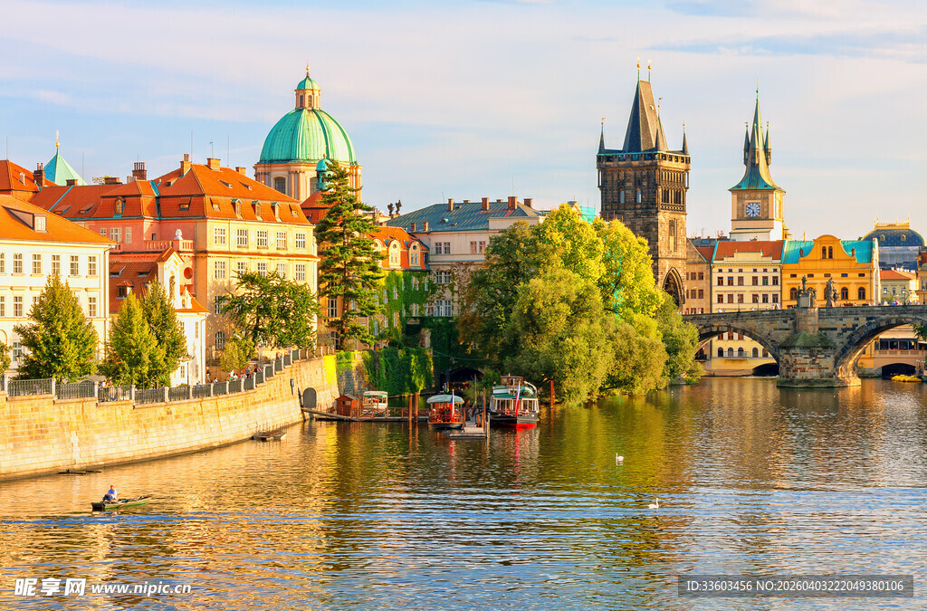 布拉格河畔美丽城市风光