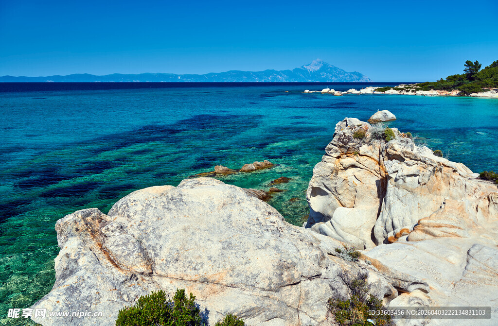 碧海奇石的迷人海岸风光