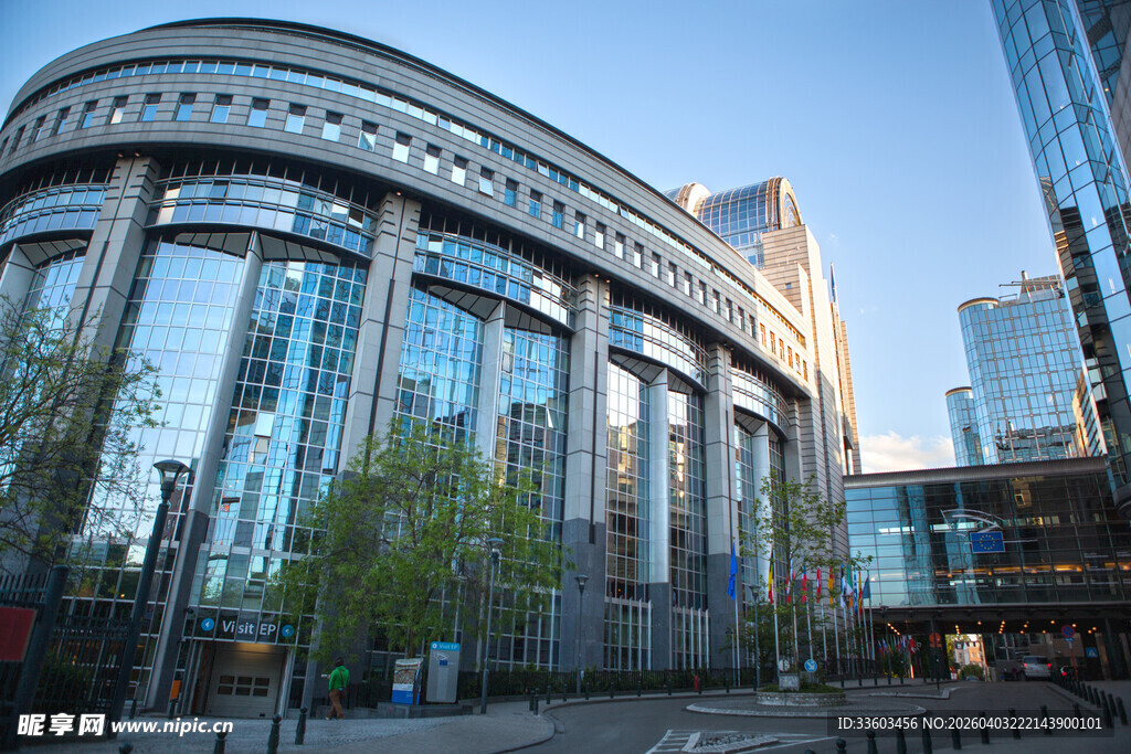 现代玻璃幕墙建筑外观