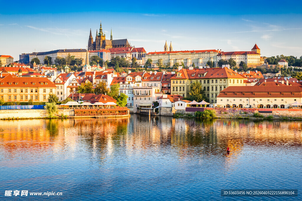 布拉格河畔美丽城市景观