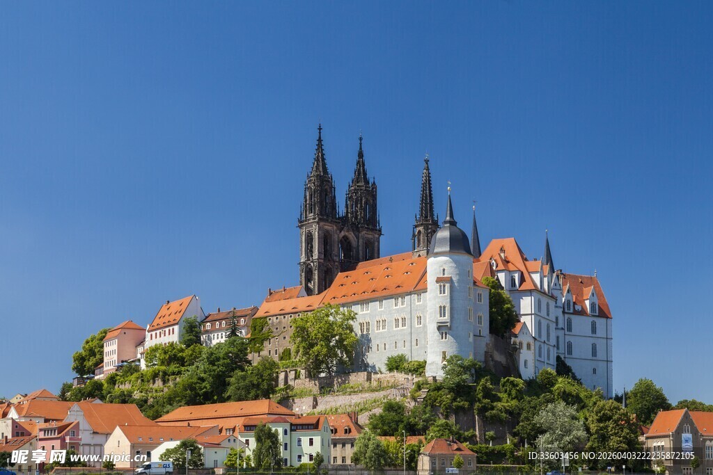 山顶上的古老宏伟城堡