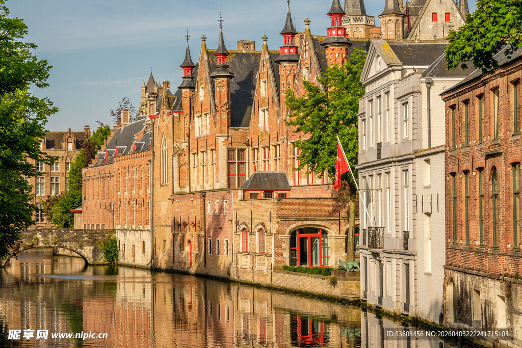 布鲁日河畔古朴建筑风光