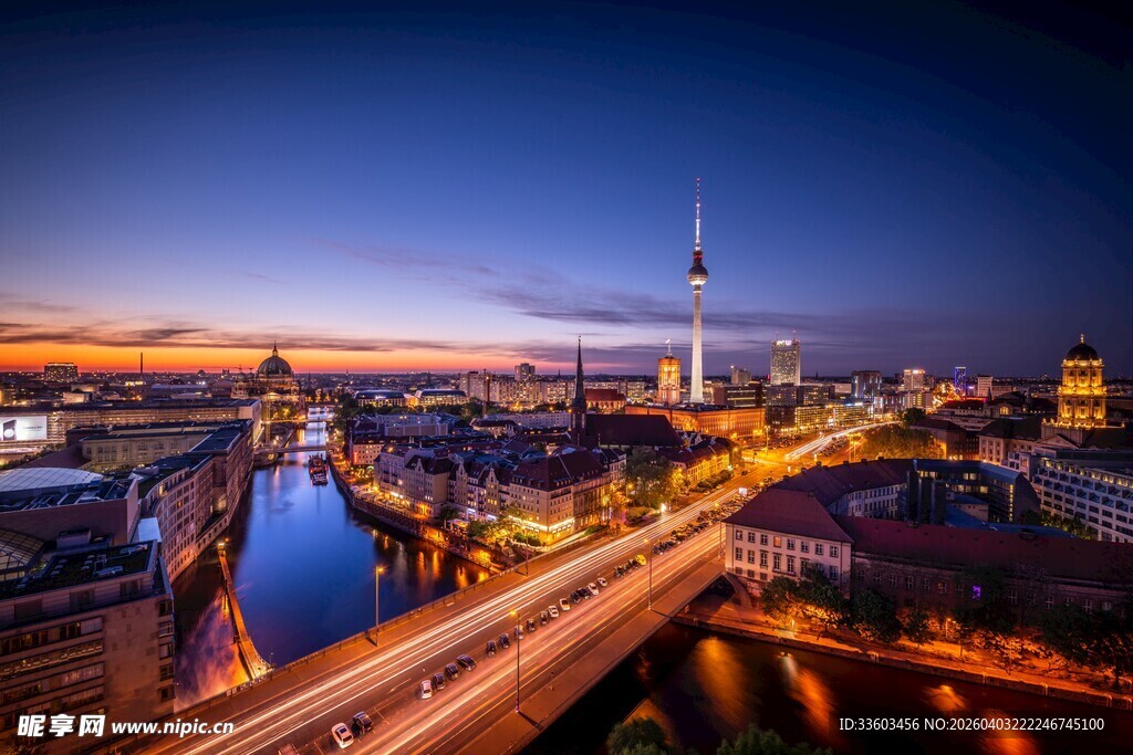 城市夜景中的桥梁与高塔