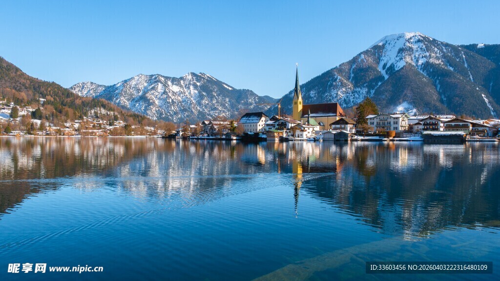 湖畔小镇雪山倒影美景