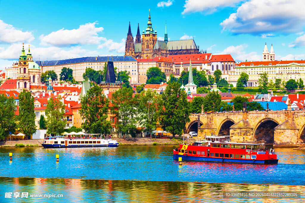 布拉格河畔美丽城市风光