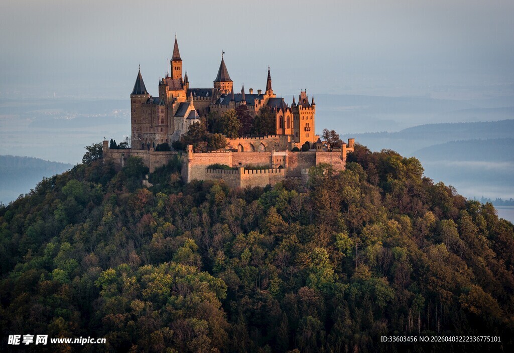 山顶上的梦幻中世纪城堡