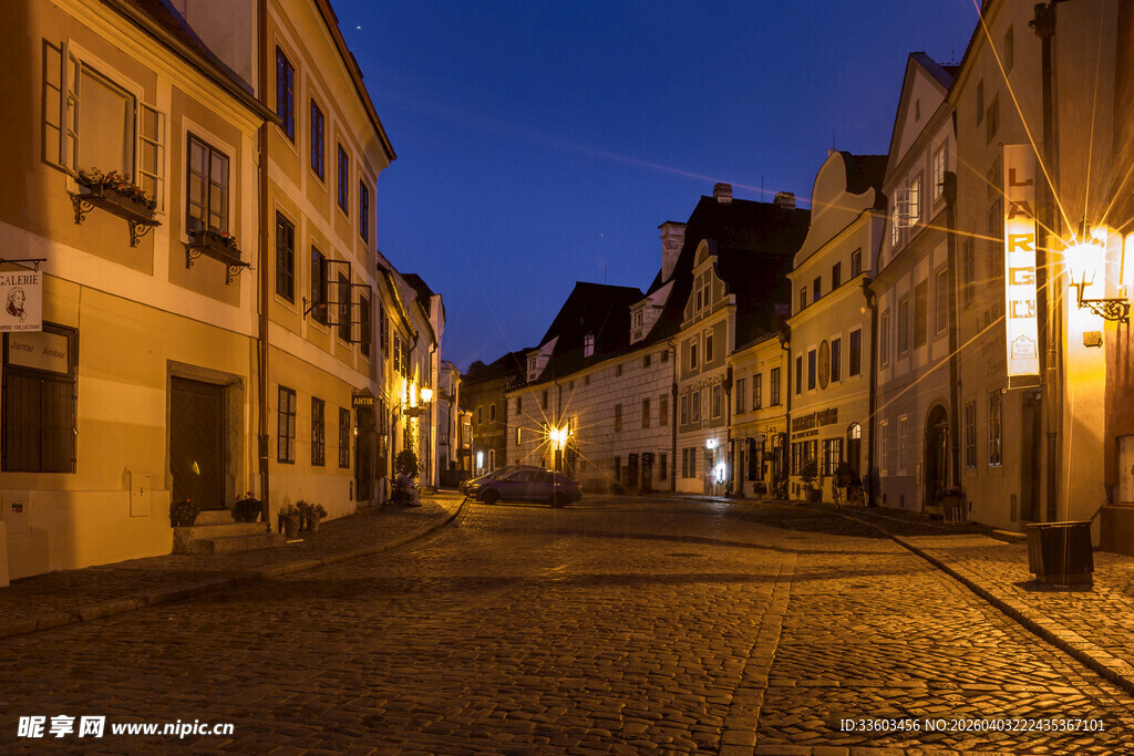 夜幕下的欧式静谧街道