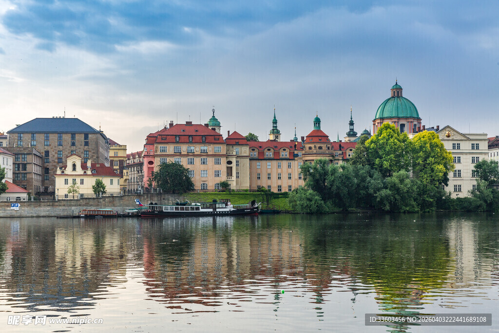 布拉格河畔美丽建筑景观