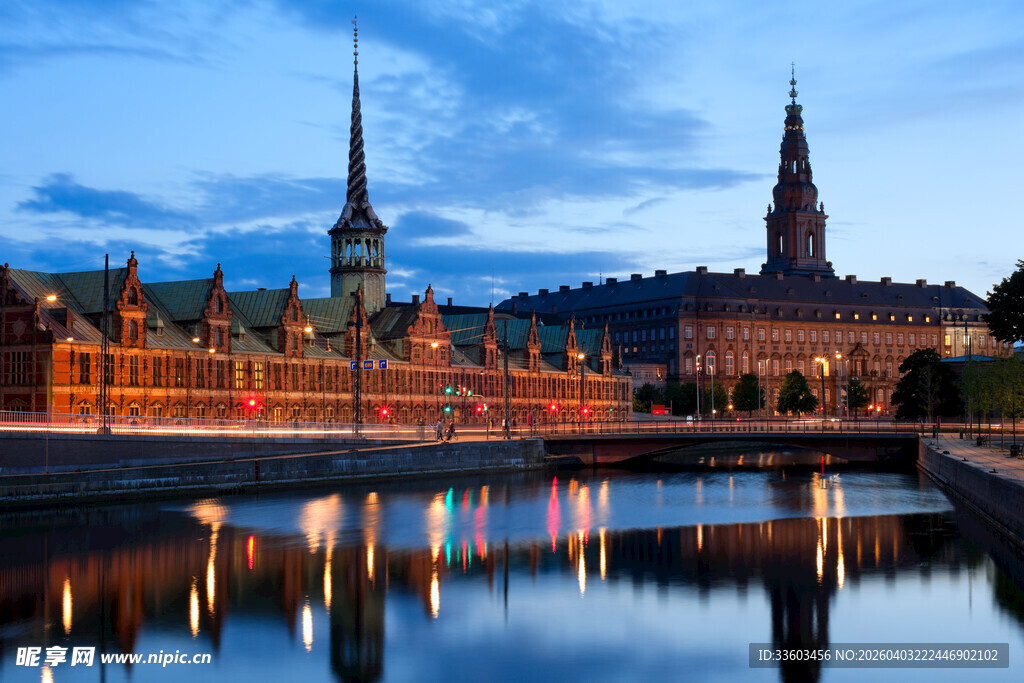 哥本哈根城市河畔美丽夜景