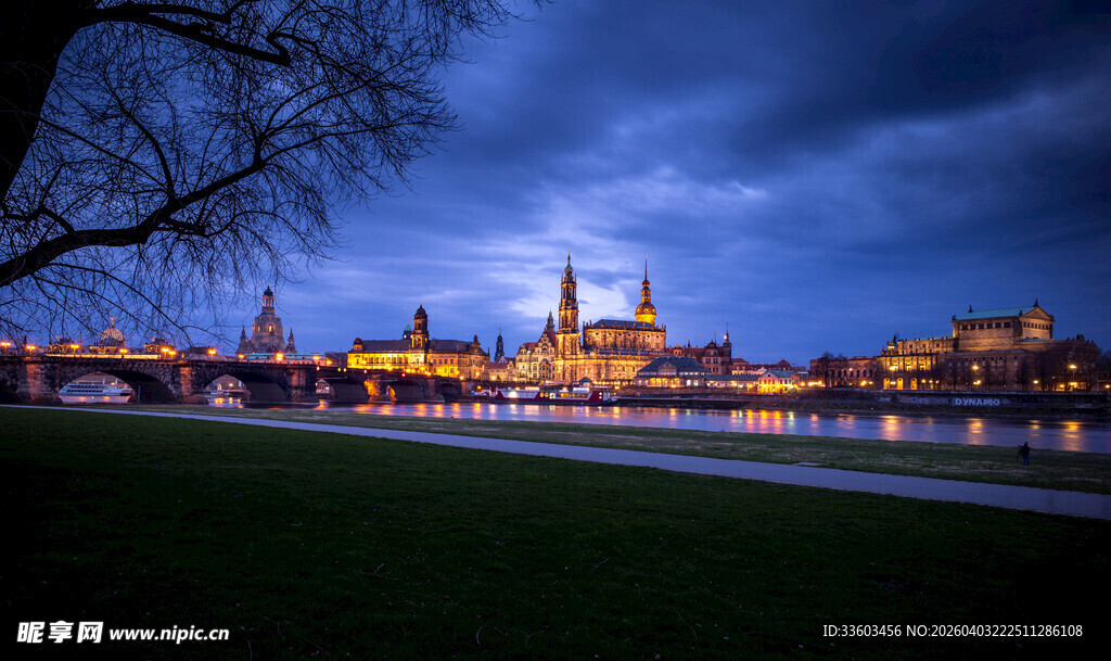 夜幕下的城市河畔美景
