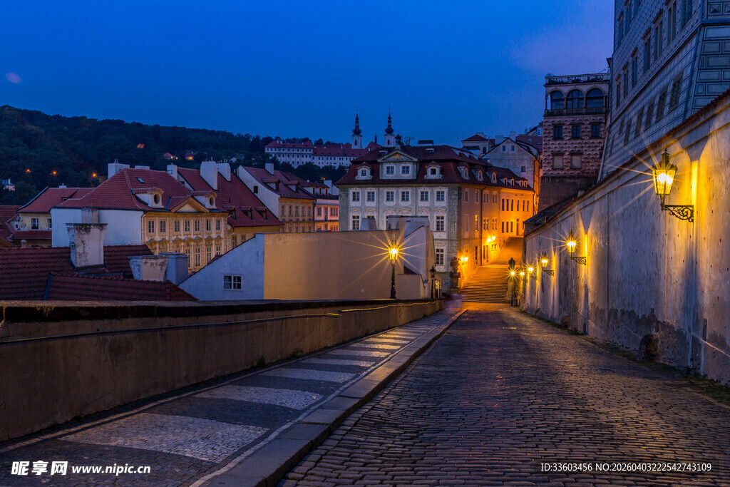 黄昏下的古城小巷美景