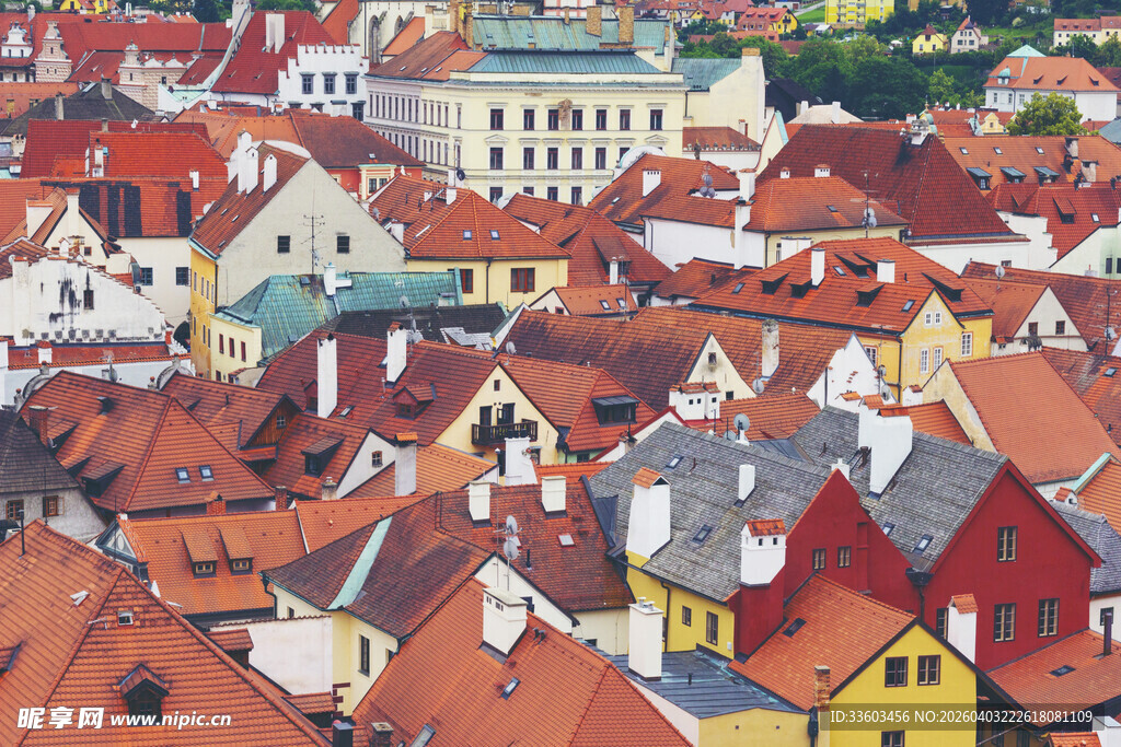 多彩屋顶的欧洲小镇风光