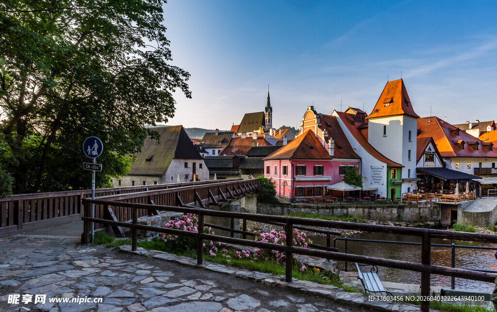河畔彩色小屋风景