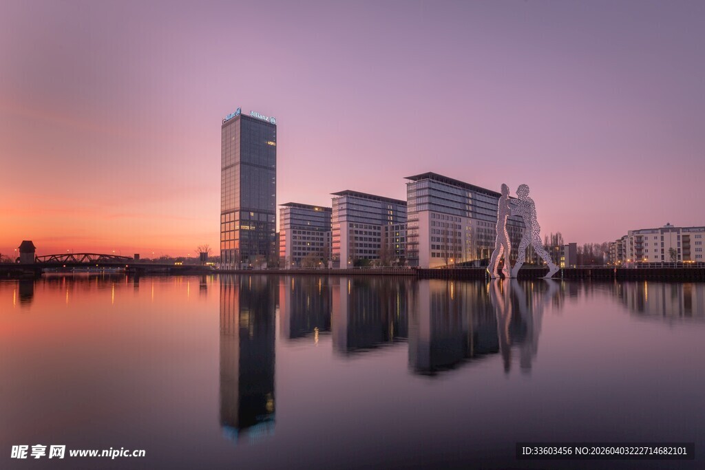 城市湖畔的黄昏建筑美景