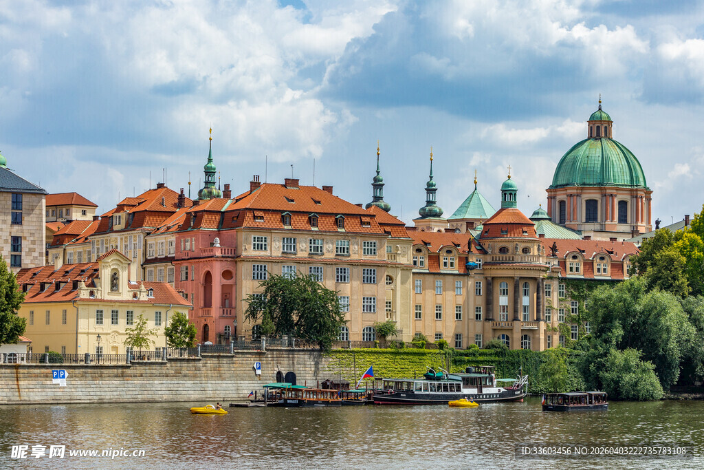 布拉格河畔的多彩建筑风光