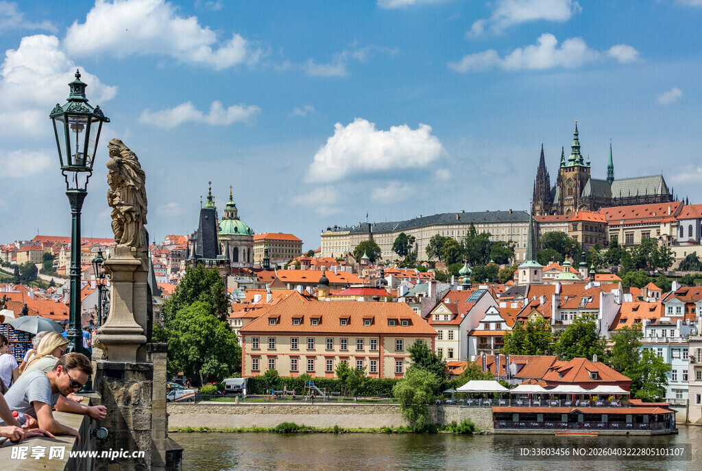 布拉格河畔美景
