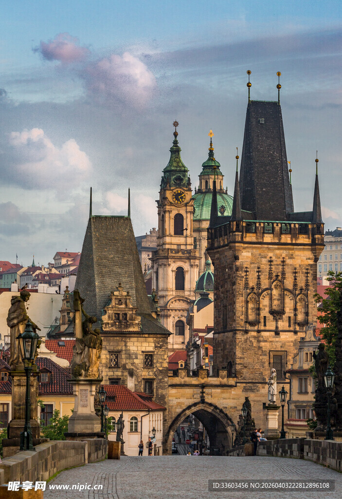 布拉格查理大桥旁古老建筑