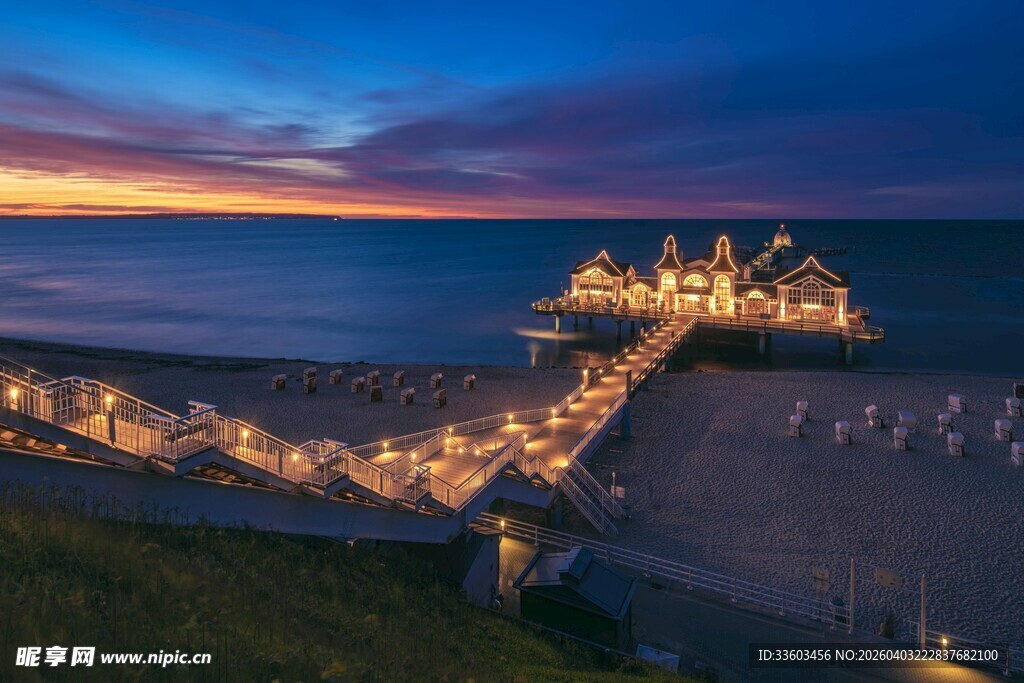 夜幕下的海边城堡美景