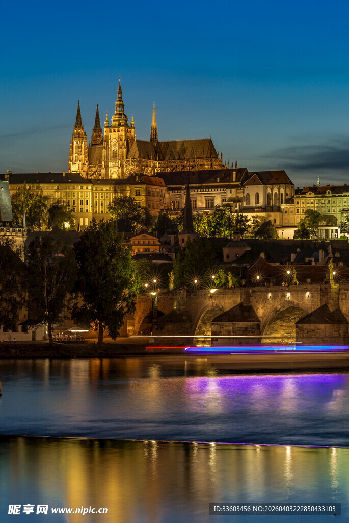 布拉格城堡夜景迷人风光