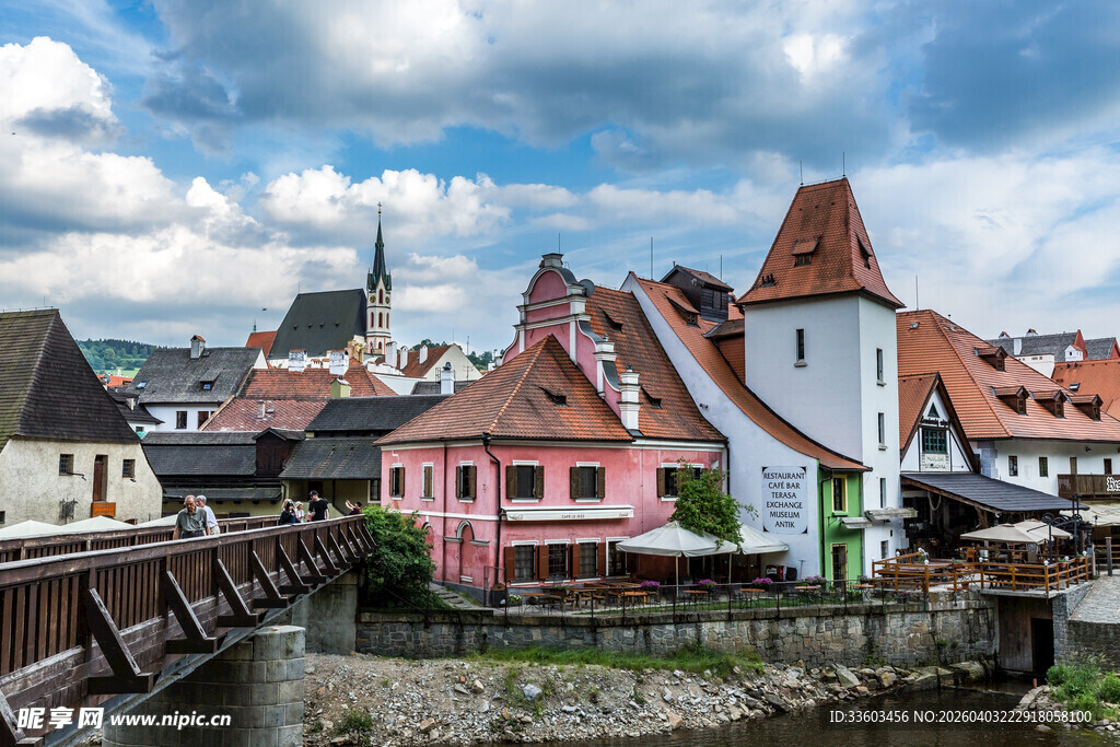 欧洲小镇河畔多彩建筑风光