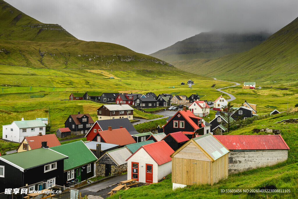 山间彩色小村落美景