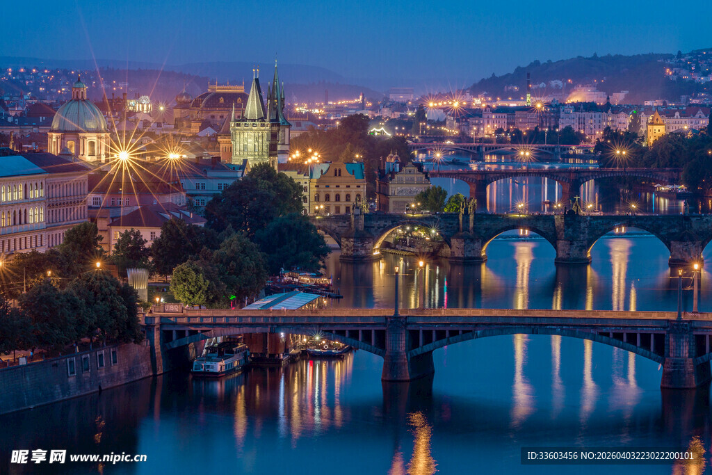 布拉格夜景中的美丽桥梁