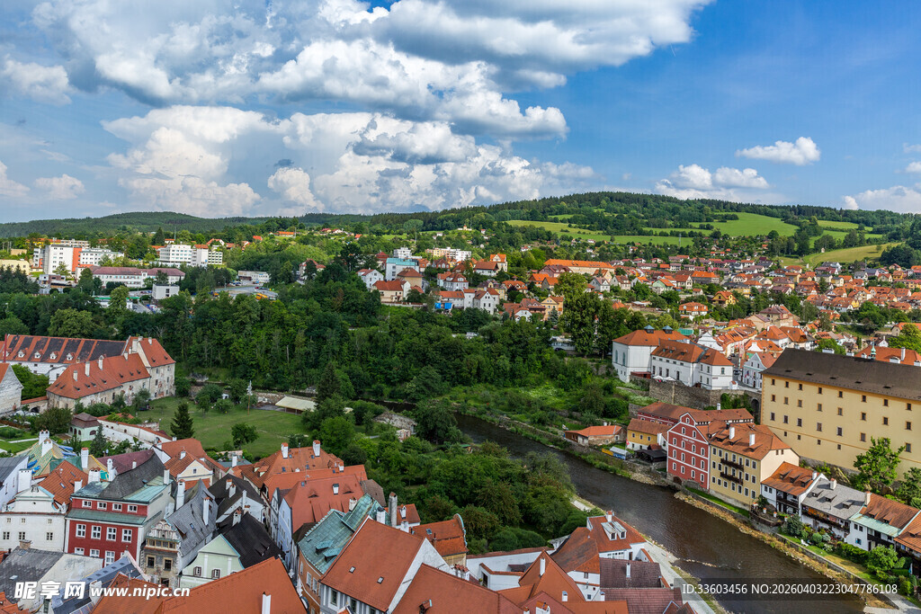 俯瞰美丽宁静的小镇风光