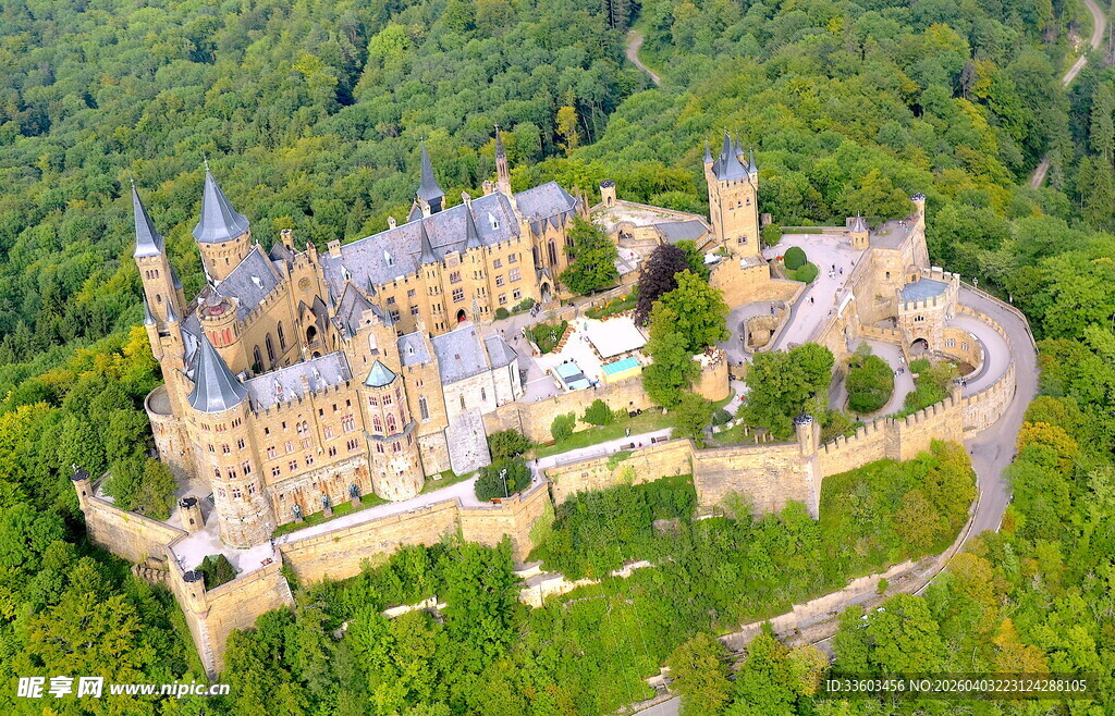 俯瞰雄伟壮观的中世纪城堡