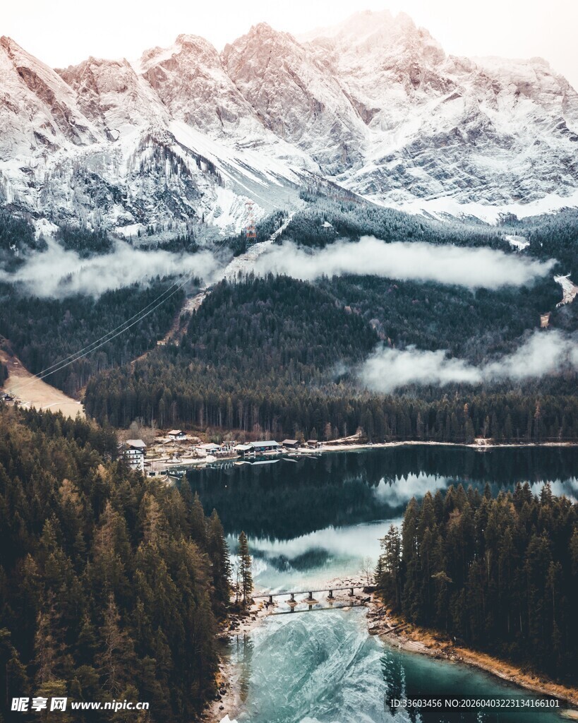 雪山下的河谷风光美景