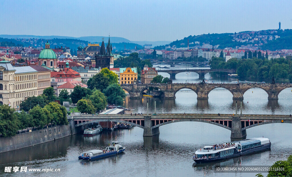 布拉格河畔桥梁风景