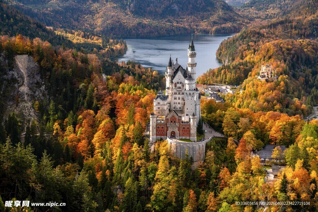 秋日山谷中的梦幻城堡